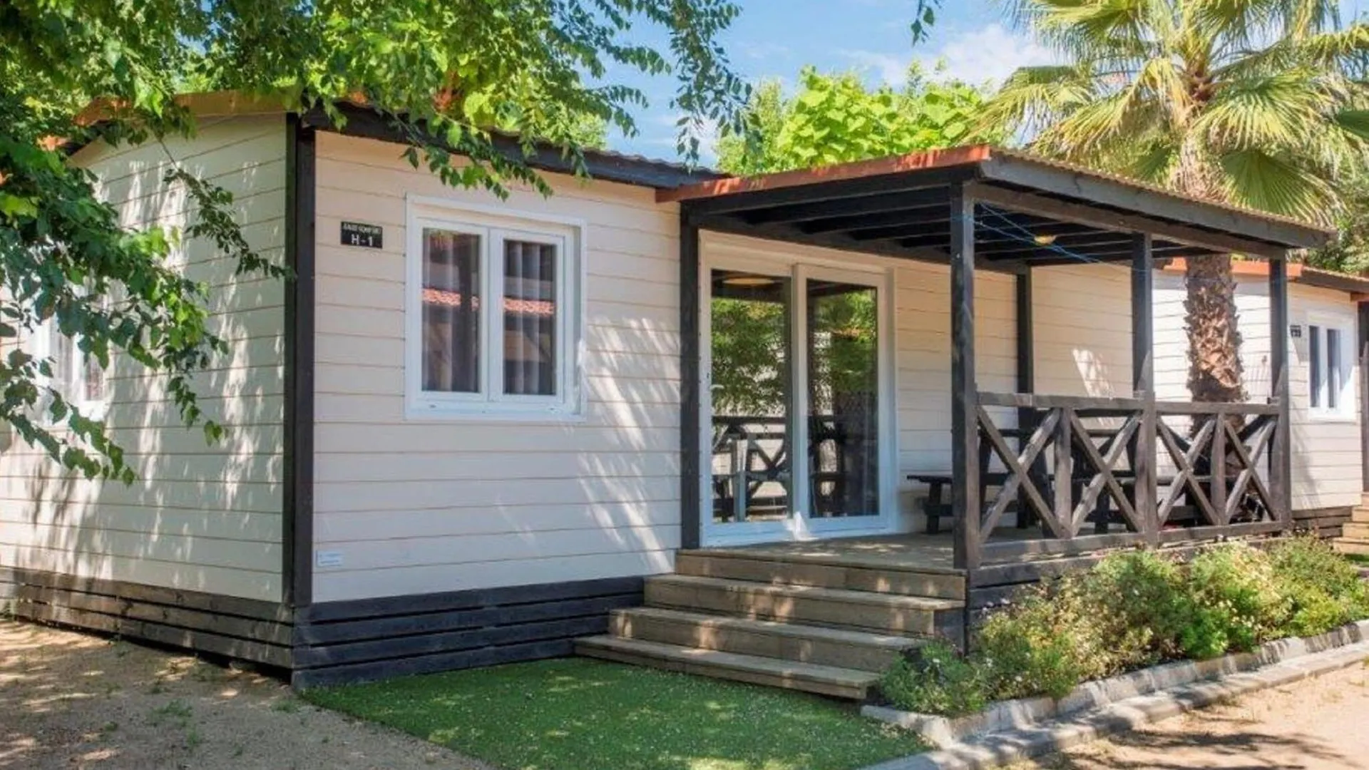 Chalet Well Kept Bungalow With Veranda In Blanes
